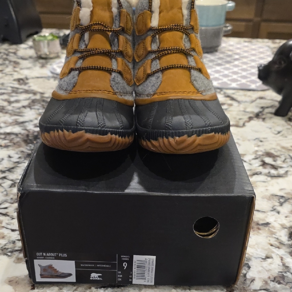 Sorel Tan and Black Out 'N About Boots